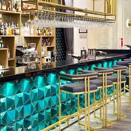 Ramada By Wyndham Istanbul Merter Istambul Exterior foto The bar at the 2019 edition of the World Economic Forum