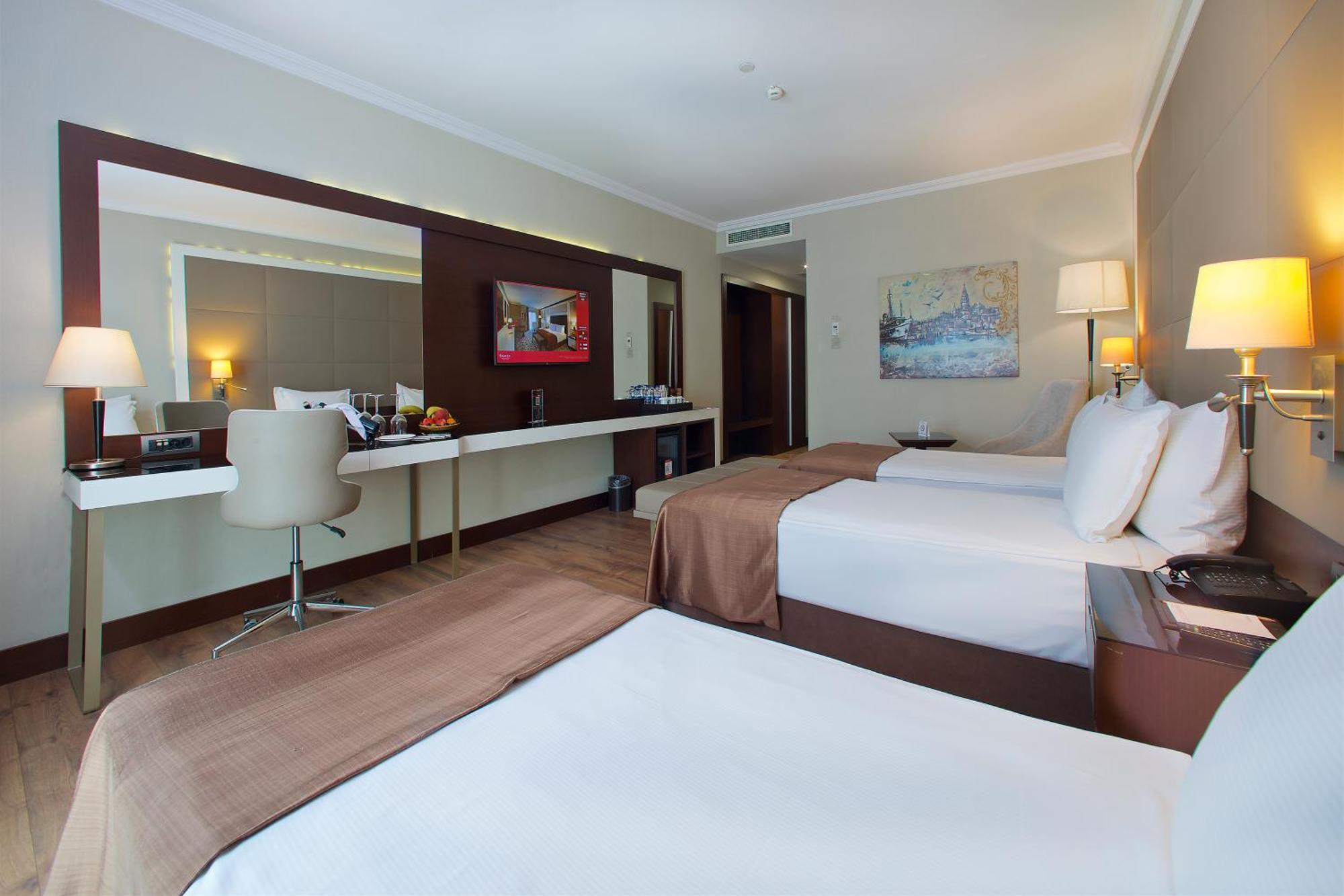 Ramada By Wyndham Istanbul Merter Istambul Exterior foto A room at the hotel