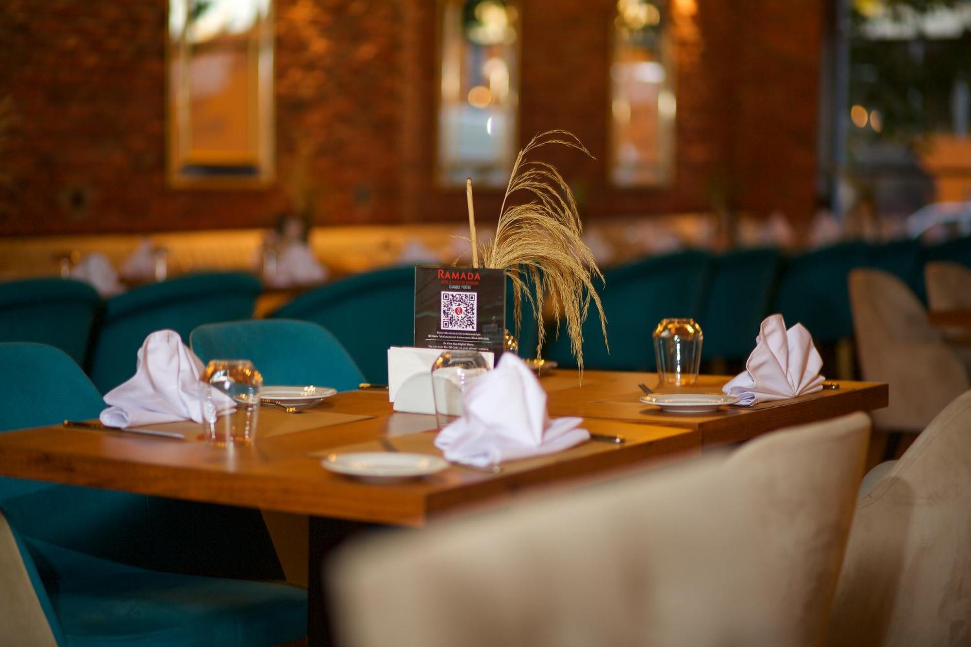 Ramada By Wyndham Istanbul Merter Istambul Exterior foto Restaurant