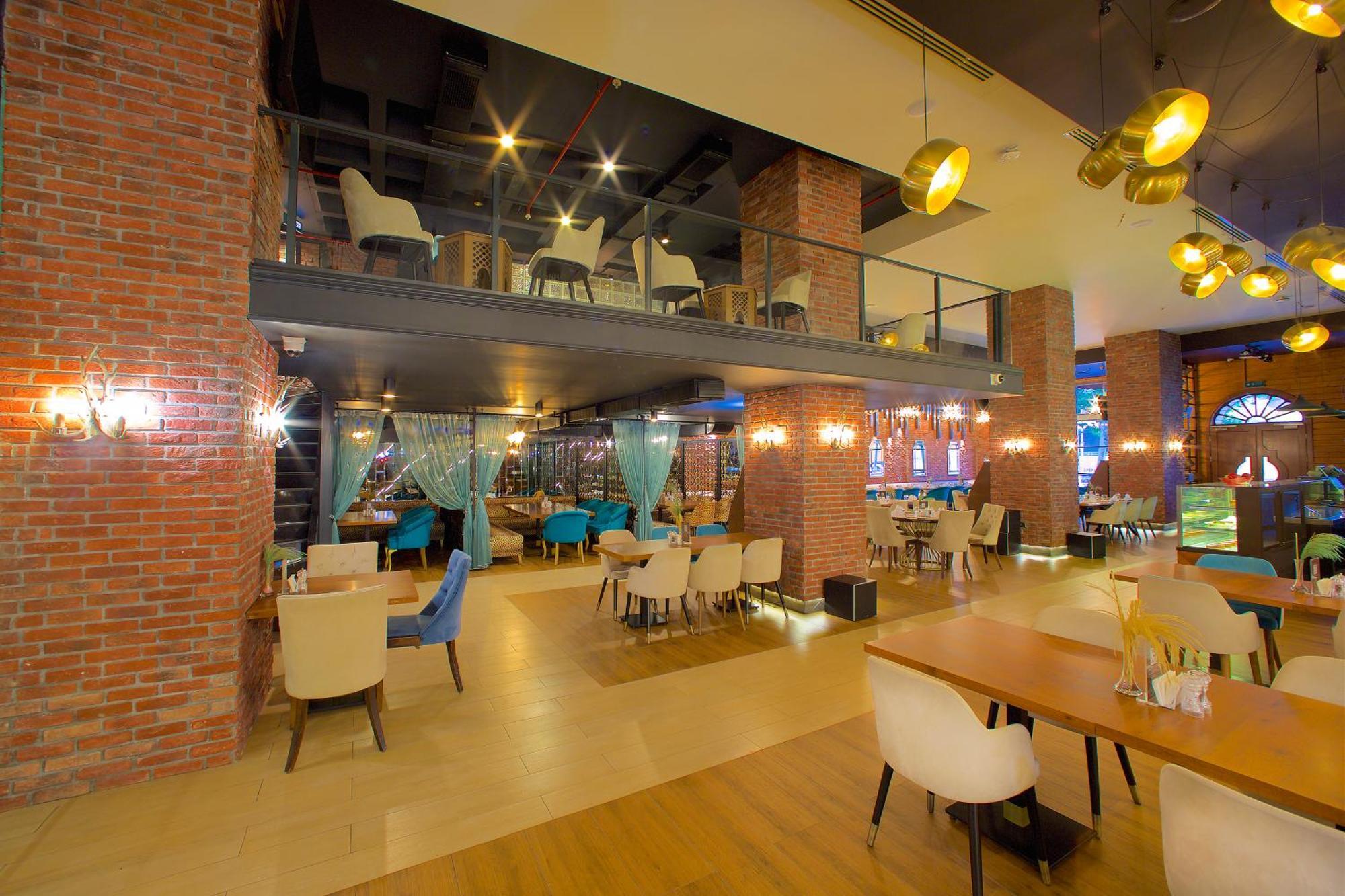 Ramada By Wyndham Istanbul Merter Istambul Exterior foto The interior of a typical restaurant in the mall