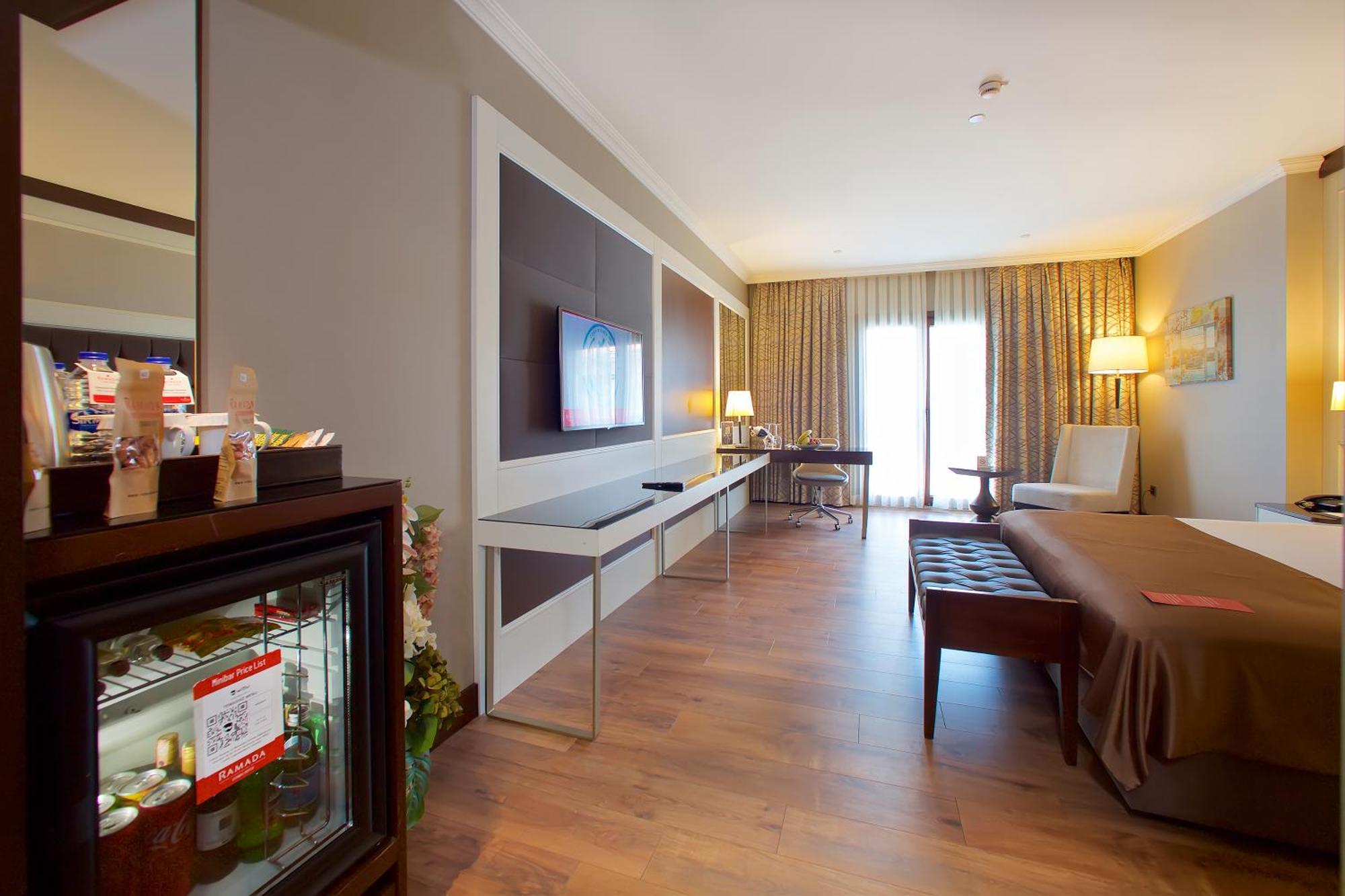 Ramada By Wyndham Istanbul Merter Istambul Exterior foto A room at the hotel