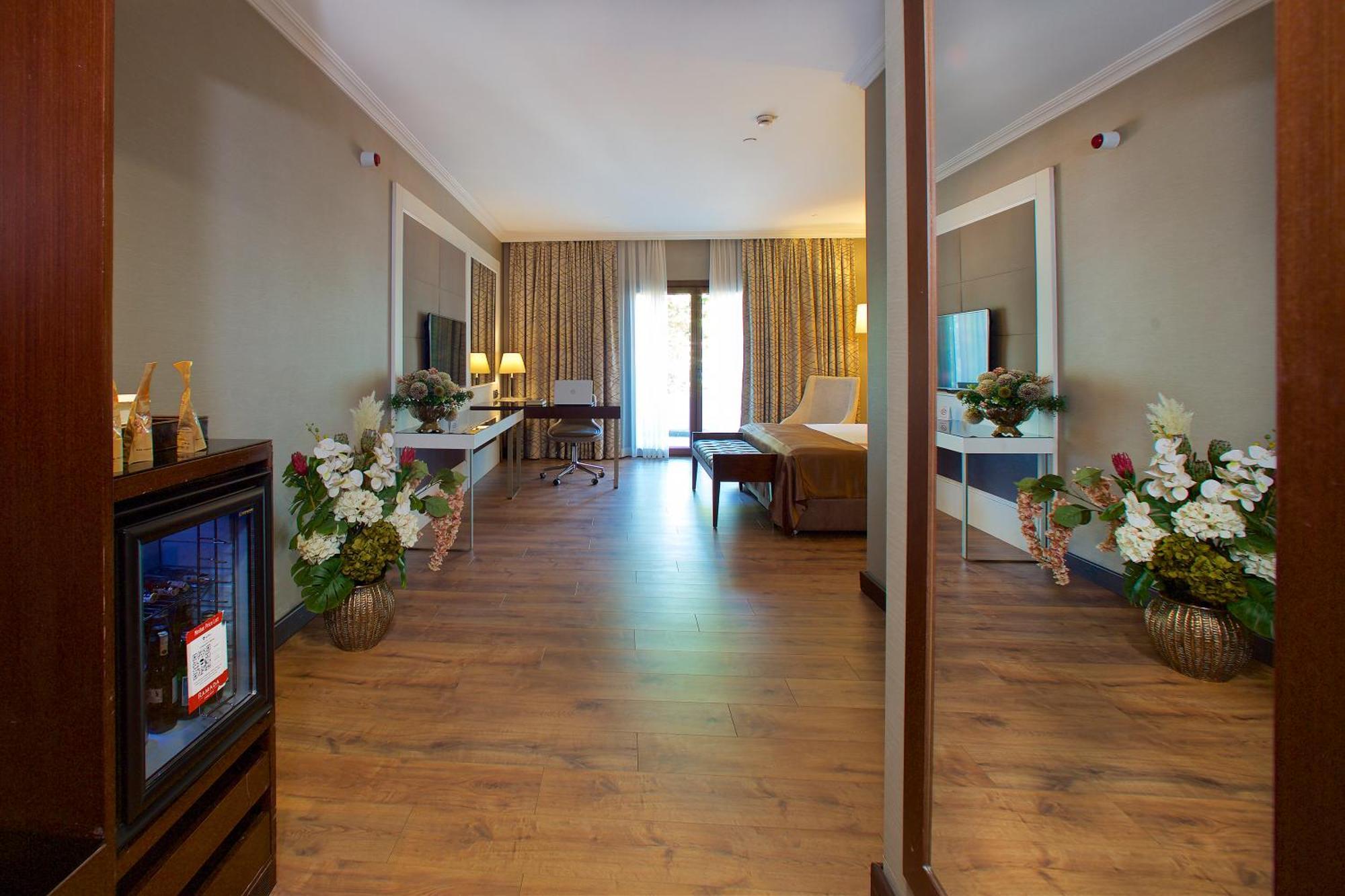 Ramada By Wyndham Istanbul Merter Istambul Exterior foto A room at the hotel