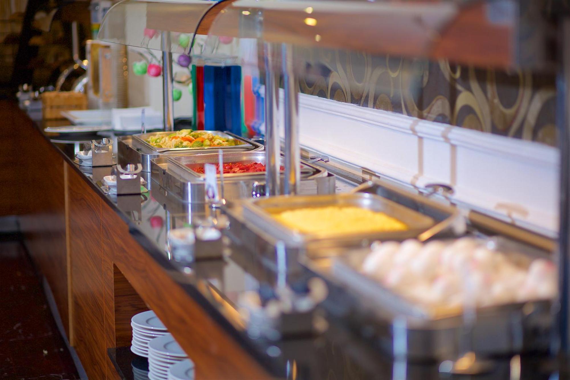 Ramada By Wyndham Istanbul Merter Istambul Exterior foto A buffet