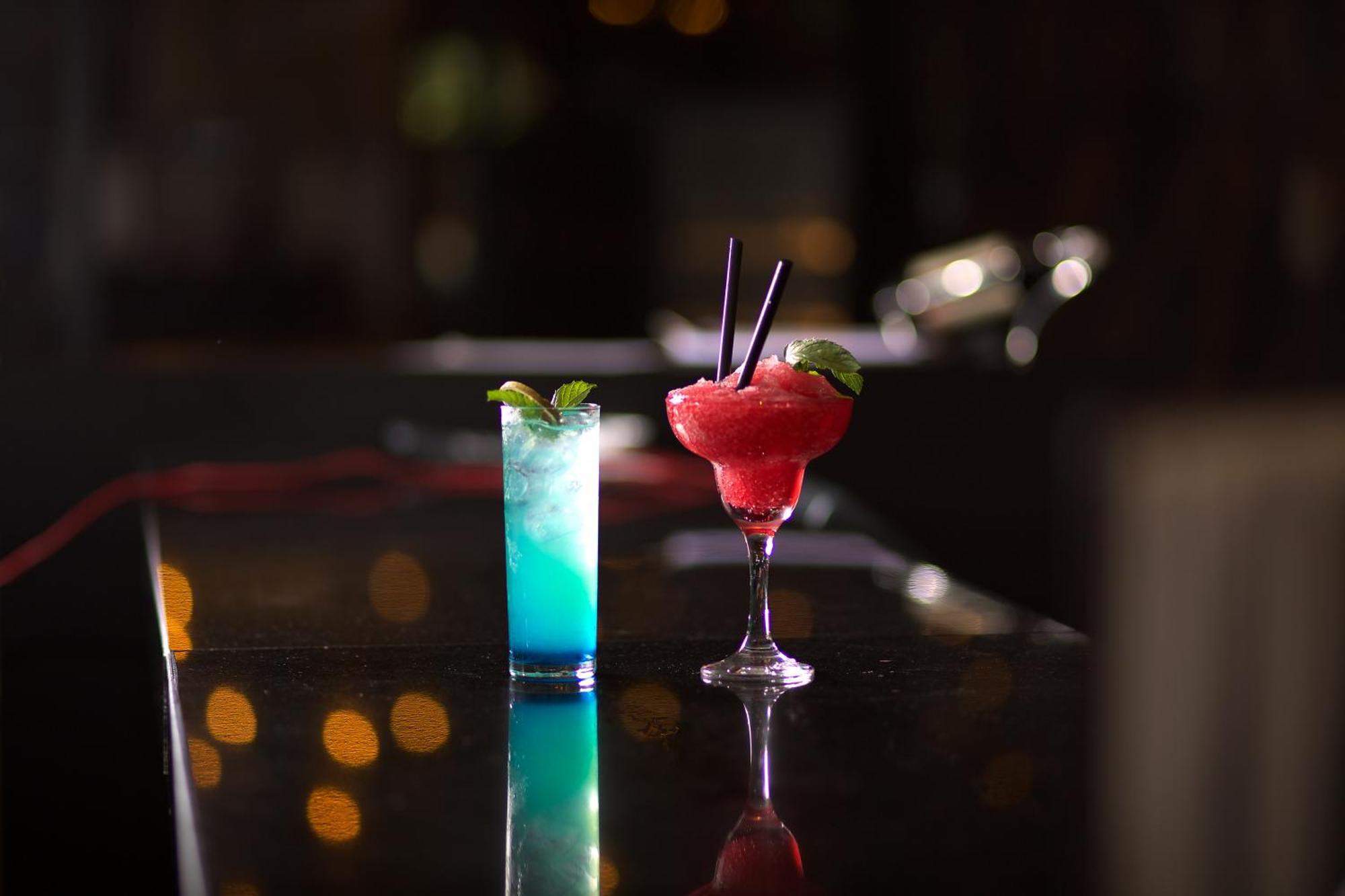 Ramada By Wyndham Istanbul Merter Istambul Exterior foto A Blue Hawaii (left) and a strawberry margarita (right)