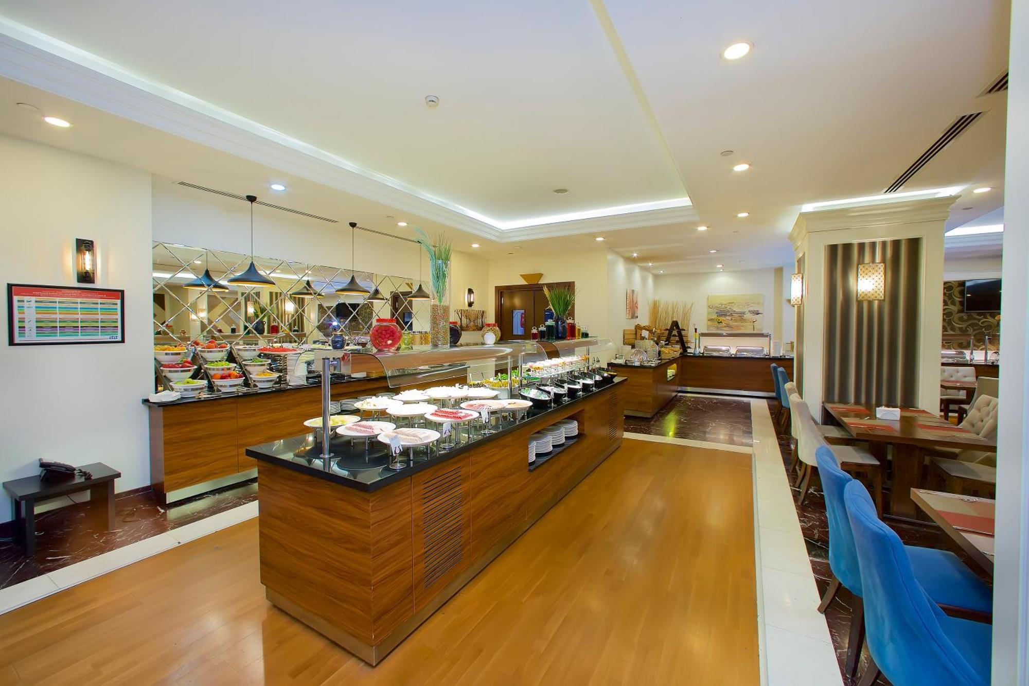 Ramada By Wyndham Istanbul Merter Istambul Exterior foto The buffet at the hotel