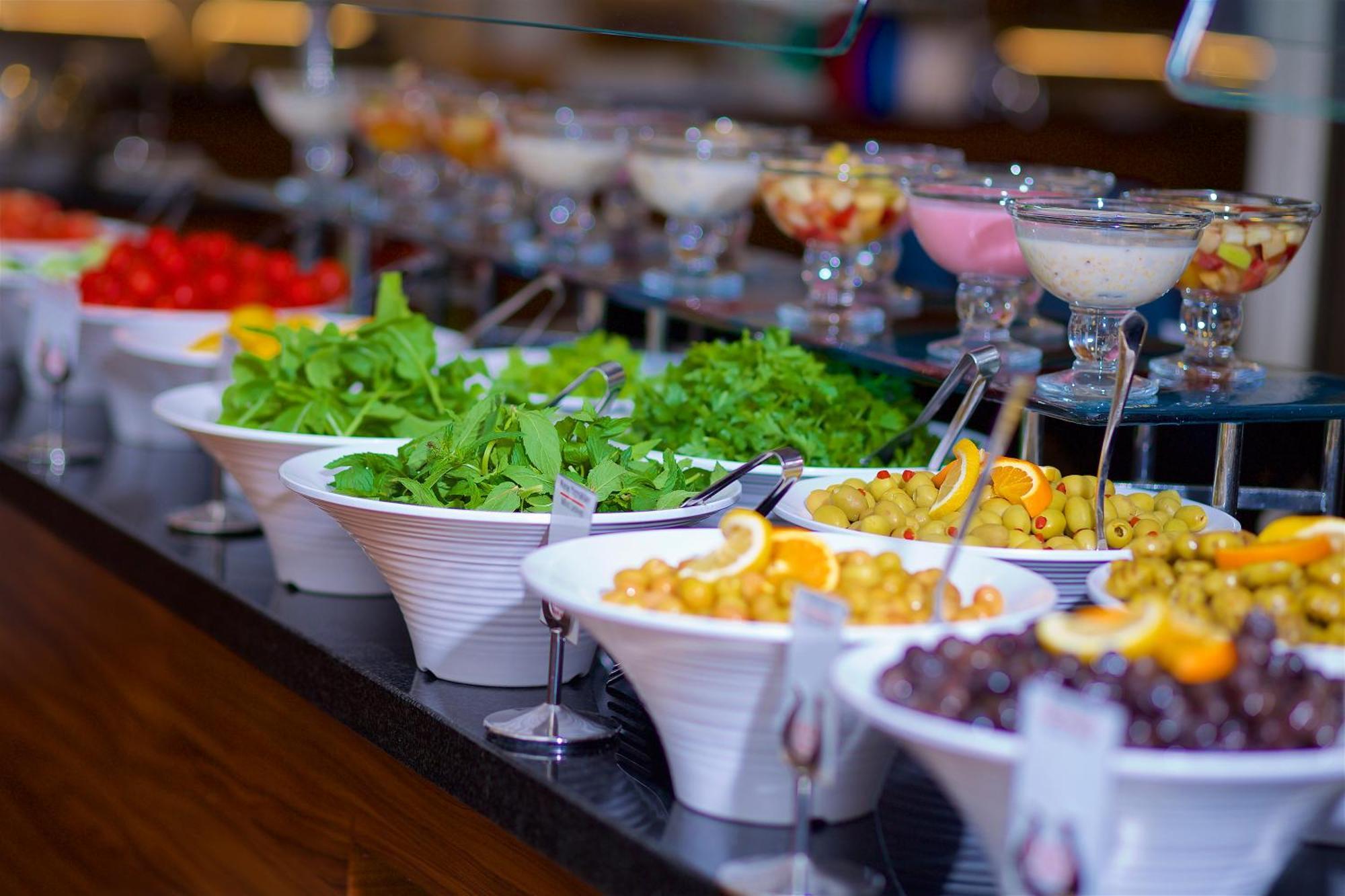 Ramada By Wyndham Istanbul Merter Istambul Exterior foto A salad bar