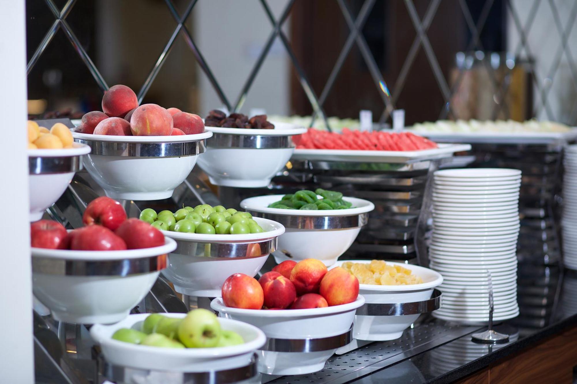 Ramada By Wyndham Istanbul Merter Istambul Exterior foto Fruit at a buffet