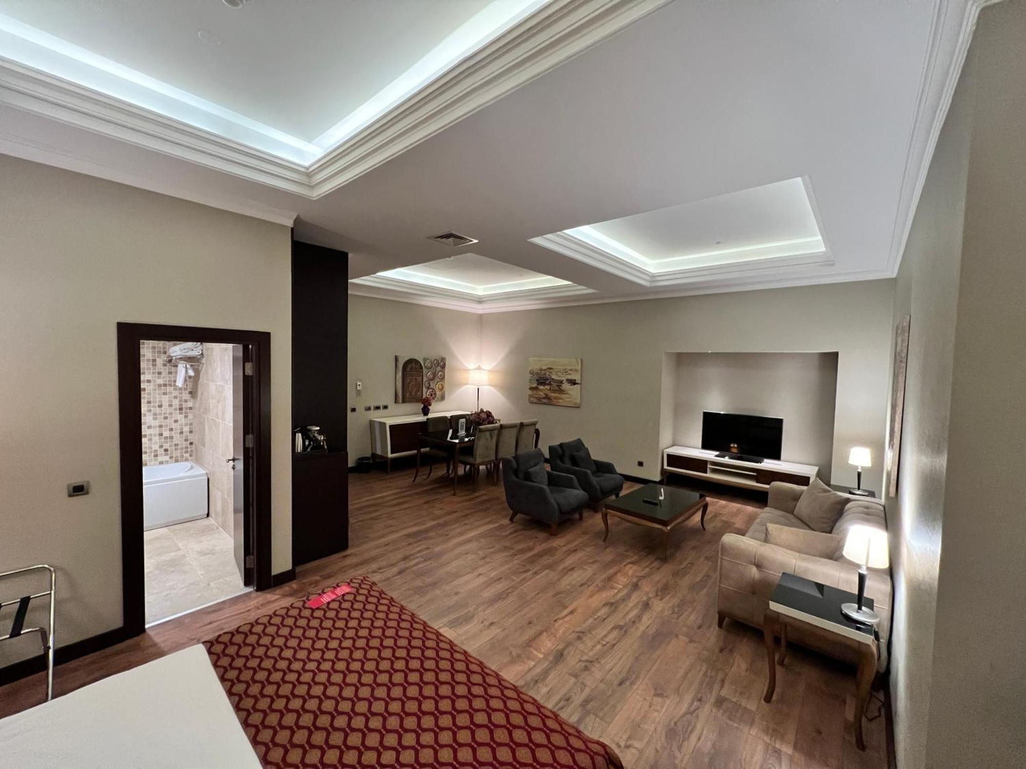 Ramada By Wyndham Istanbul Merter Istambul Exterior foto Suite at the hotel