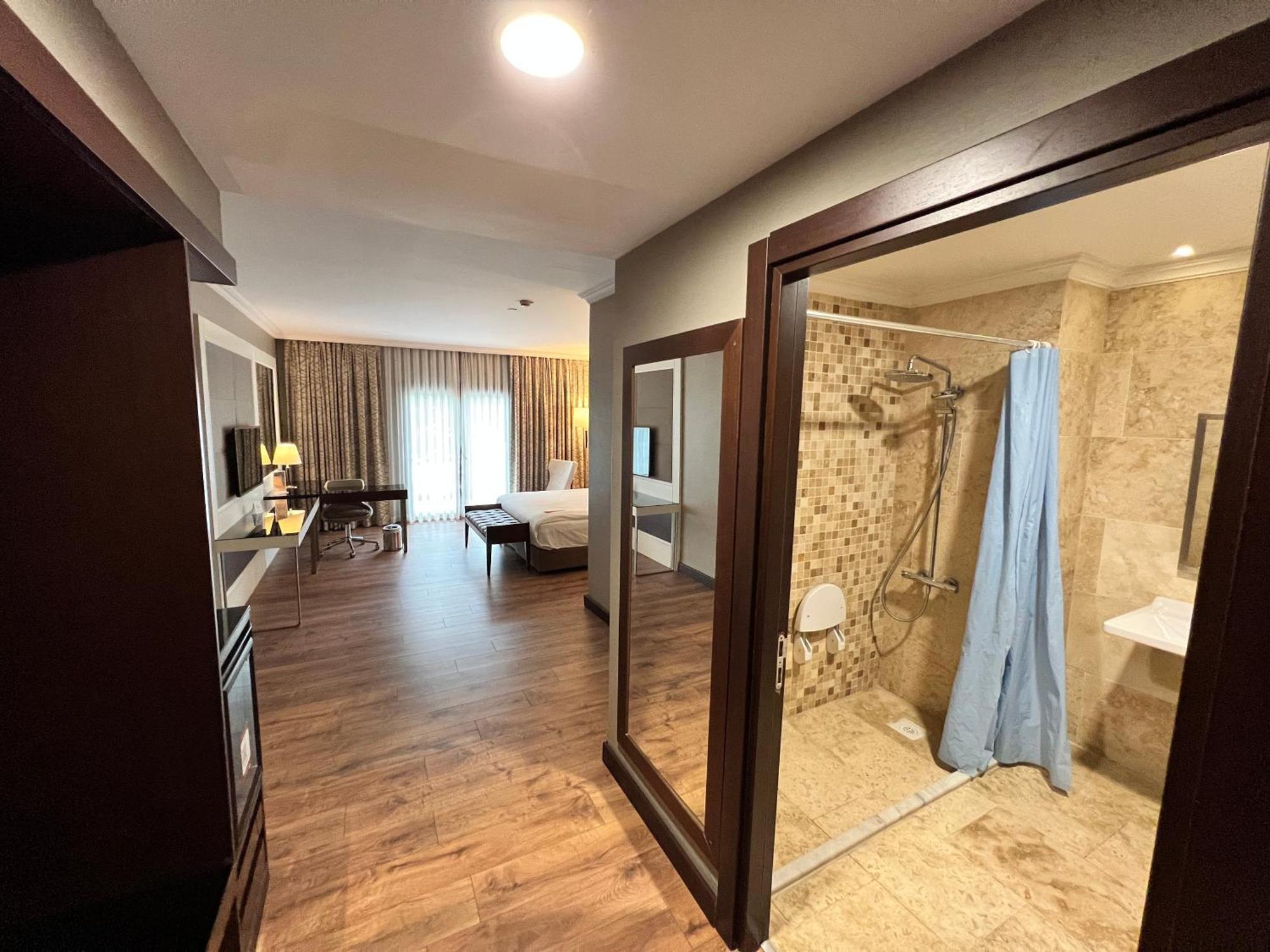 Ramada By Wyndham Istanbul Merter Istambul Exterior foto A typical room at the hotel