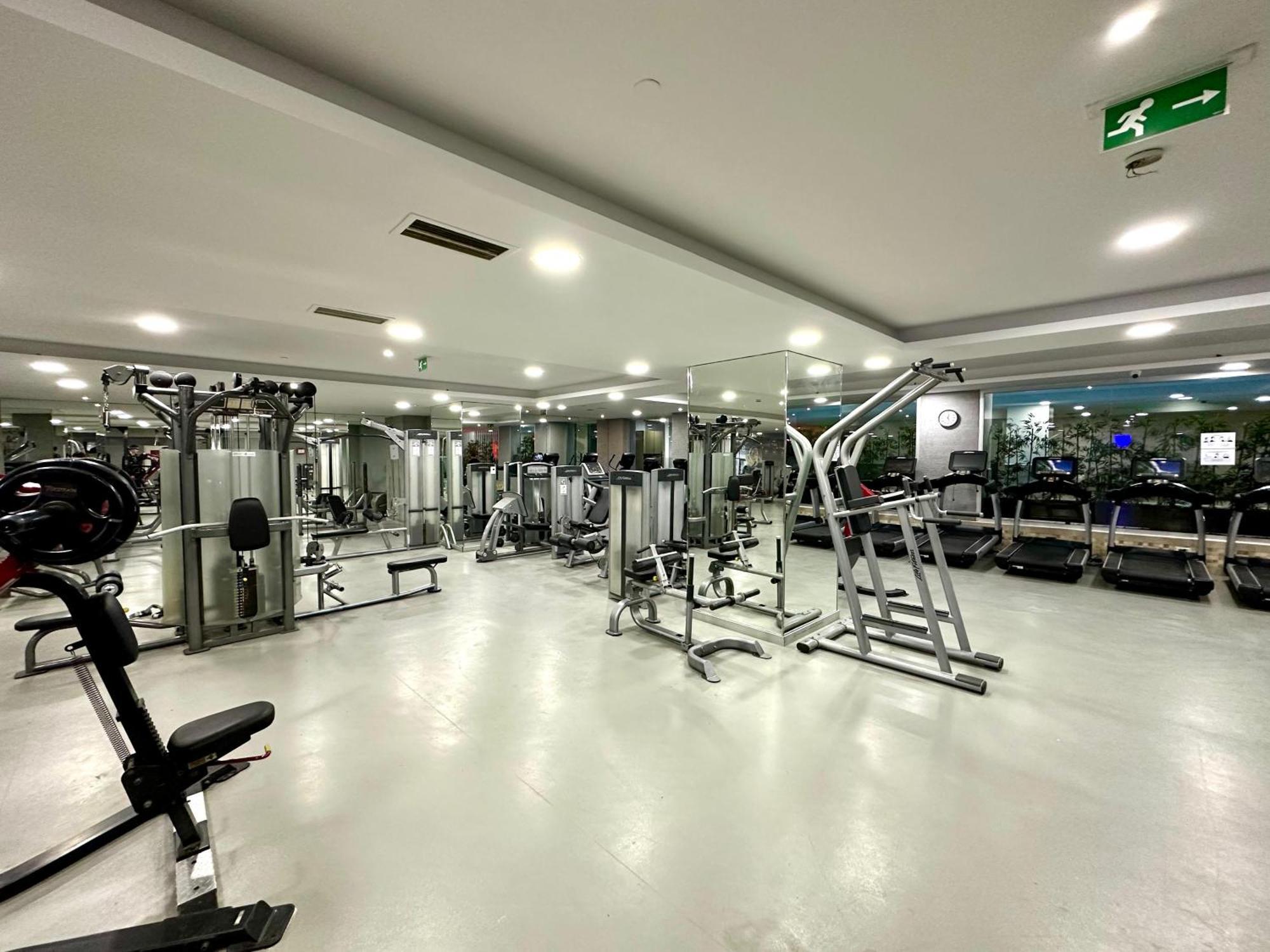 Ramada By Wyndham Istanbul Merter Istambul Exterior foto The gym at the hotel